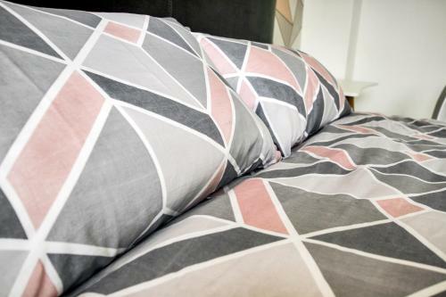 Pink Sapphire Double Room With En-suite & Wifi