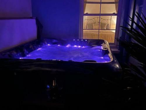Pass The Keys Bubbas Hot Tub, Central Dartmouth Apartment