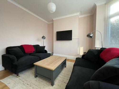 Spacious 3 Bedroom House With Garden And Parking