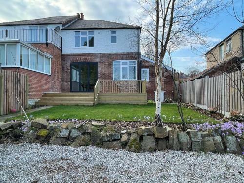 Spacious 3 Bedroom House With Garden And Parking