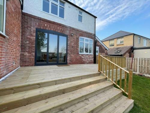 Spacious 3 Bedroom House With Garden And Parking