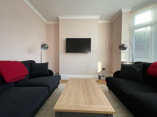 Spacious 3 Bedroom House With Garden And Parking