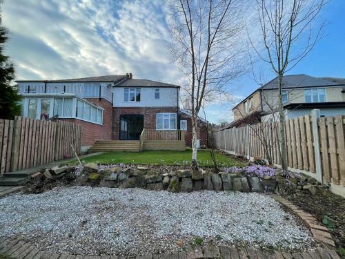 Spacious 3 Bedroom House With Garden And Parking