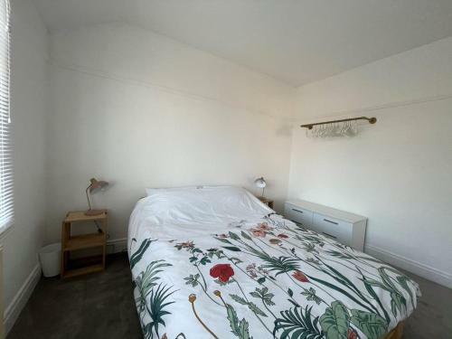 Spacious 3 Bedroom House With Garden And Parking