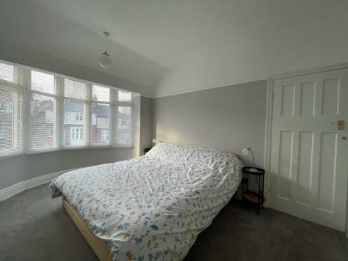 Spacious 3 Bedroom House With Garden And Parking