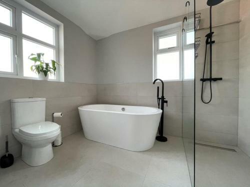 Spacious 3 Bedroom House With Garden And Parking