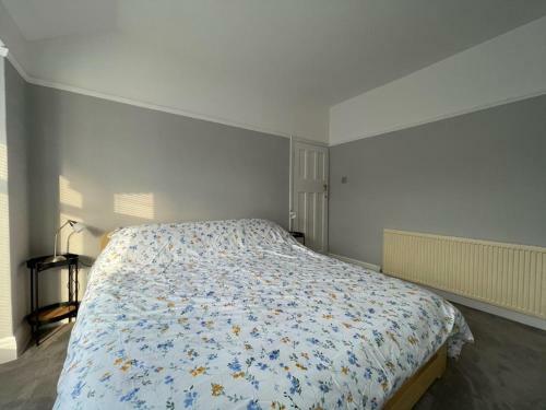 Spacious 3 Bedroom House With Garden And Parking