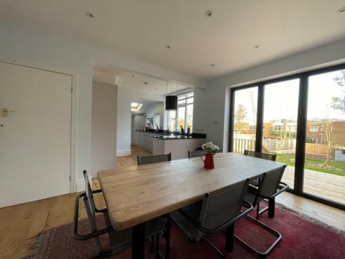 Spacious 3 Bedroom House With Garden And Parking