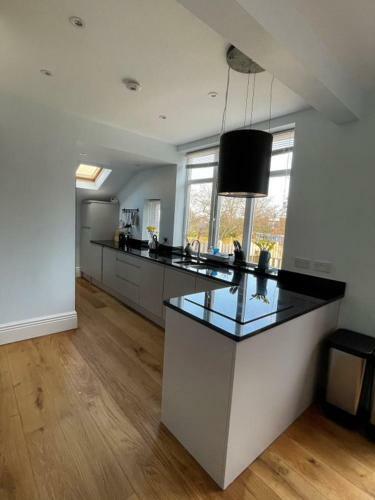 Spacious 3 Bedroom House With Garden And Parking