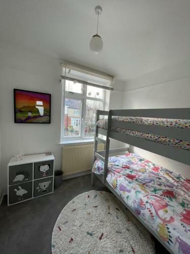Spacious 3 Bedroom House With Garden And Parking