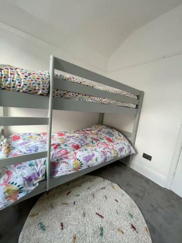 Spacious 3 Bedroom House With Garden And Parking
