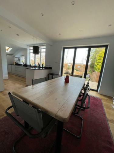 Spacious 3 Bedroom House With Garden And Parking