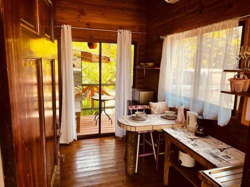 Paris Themed Cabin W/ 2-bdrm, Wifi, A/c & Parking