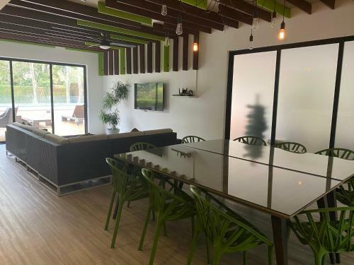 Apartamento Lovely 1-bedroom Condo With Pool