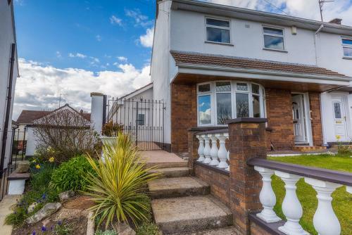 Spacious 4 Bedroom Home - 5 Min Walk To Town