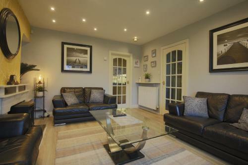 Spacious 4 Bedroom Home - 5 Min Walk To Town