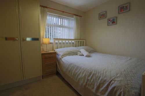 Spacious 4 Bedroom Home - 5 Min Walk To Town