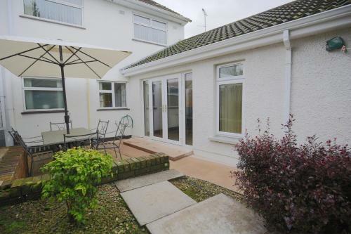Spacious 4 Bedroom Home - 5 Min Walk To Town