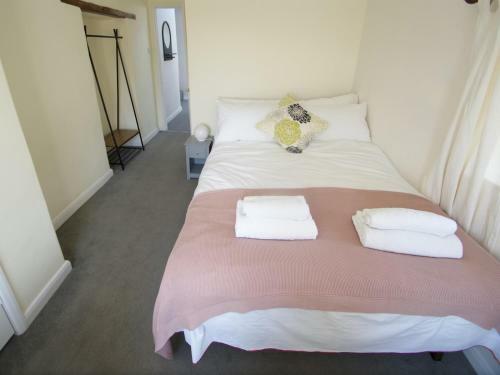 Pass The Keys Stunning, Spacious Farmhouse With Free Parking
