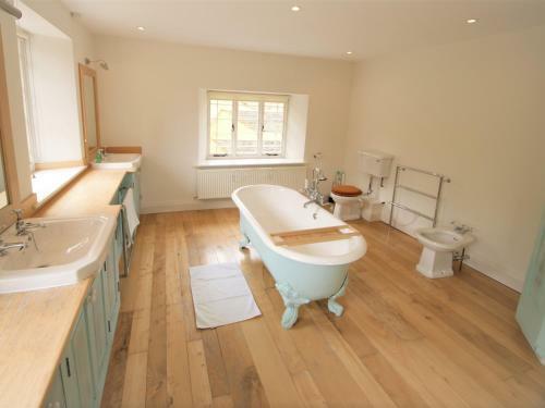 Pass The Keys Stunning, Spacious Farmhouse With Free Parking