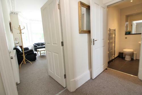Central Two Bedroom Victorian Apartment With Free Parking