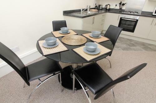 Central Two Bedroom Victorian Apartment With Free Parking