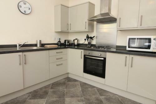 Central Two Bedroom Victorian Apartment With Free Parking