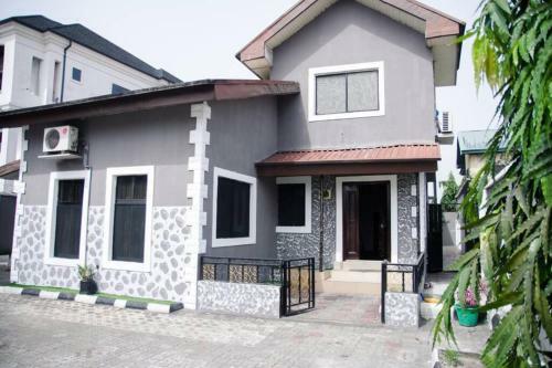 Apartamento A Serene 5 Bedroom Residential Home