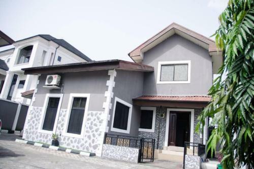 Apartamento A Serene 5 Bedroom Residential Home