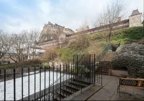 Charming 1 Bed Apartment With Castle View