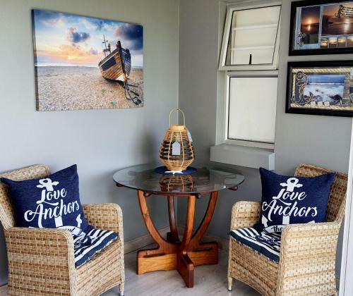 Hostal Amelia's By The Sea