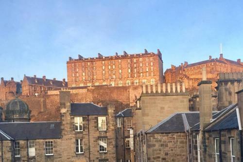 Altido Old Town Two Bedroom Apartment With Castle Views