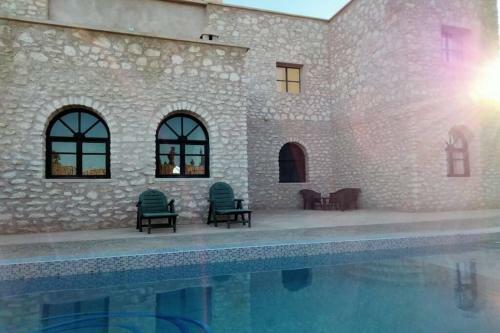 Jolie Villa Typique Avec Piscine Et Sans Vis � Vis