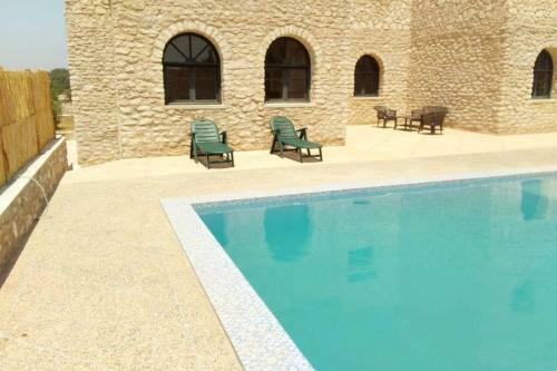 Jolie Villa Typique Avec Piscine Et Sans Vis � Vis