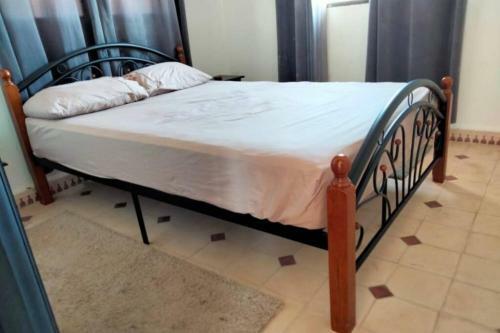 Jolie Villa Typique Avec Piscine Et Sans Vis � Vis