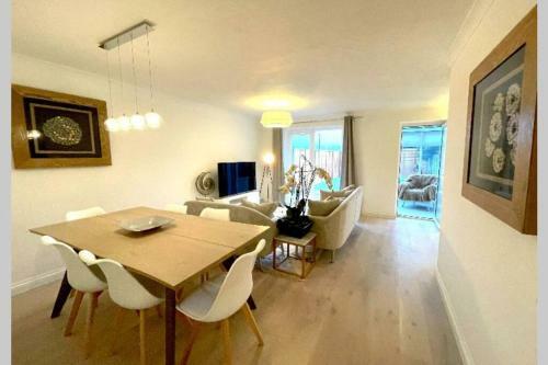 3 Bed Modern Design House Near Beach And Arundel
