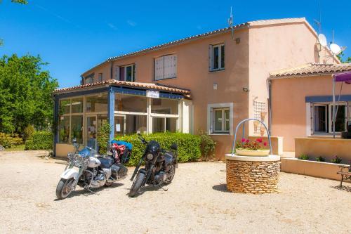 Hotel H�tel Les Lavandins