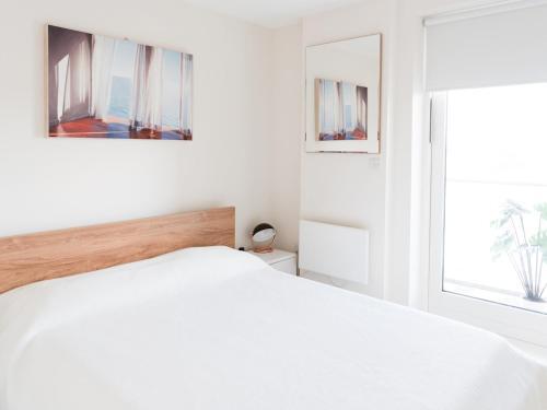 Pass The Keys Bright, Modern 1bedroom Apartment Glasgow Harbour