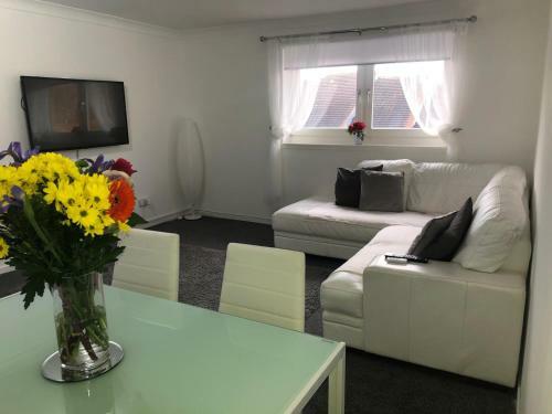 Modern 2 Bed Apartment Near City Centre