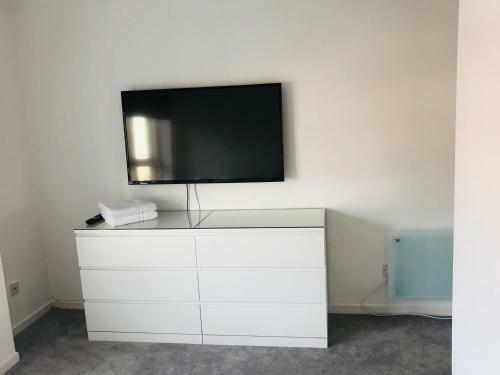 Modern 2 Bed Apartment Near City Centre