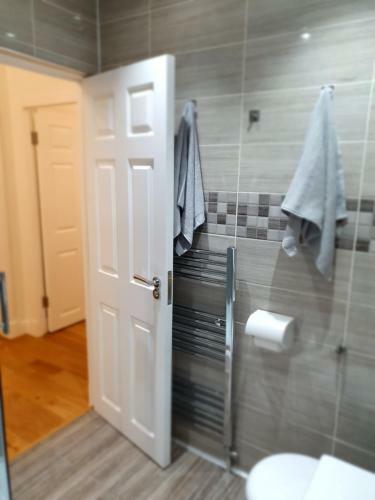 Apartamento Glasgow Comfortable And Modern 3 Bedroom Mid Terraced Villa