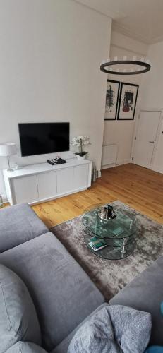 Executive 2 Bedroom Apartment Prime West End Location For Cop 26
