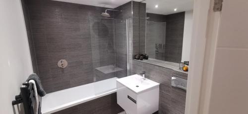 Executive 2 Bedroom Apartment Prime West End Location For Cop 26