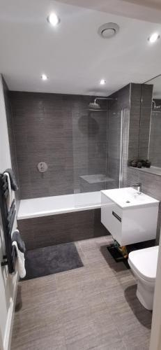 Executive 2 Bedroom Apartment Prime West End Location For Cop 26