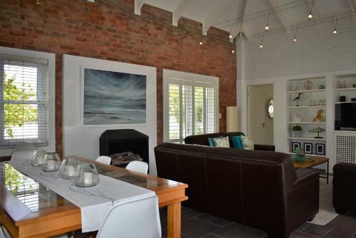 Blissful Dayz - 2 Bed House & 1 Bed Cottage
