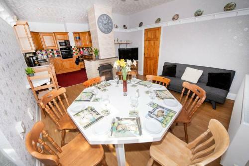 The Bungalow At Seaway's, Sleeps 11 +