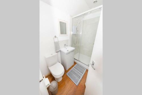 The Bungalow At Seaway's, Sleeps 11 +