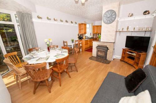 The Bungalow At Seaway's, Sleeps 11 +