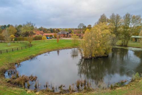 Delightful Conversion In A Country Stud With A Swimming Pool - Stable Cottage