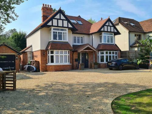 Villa Spacious 6 Bedroom House On Private Road With River Thames Access